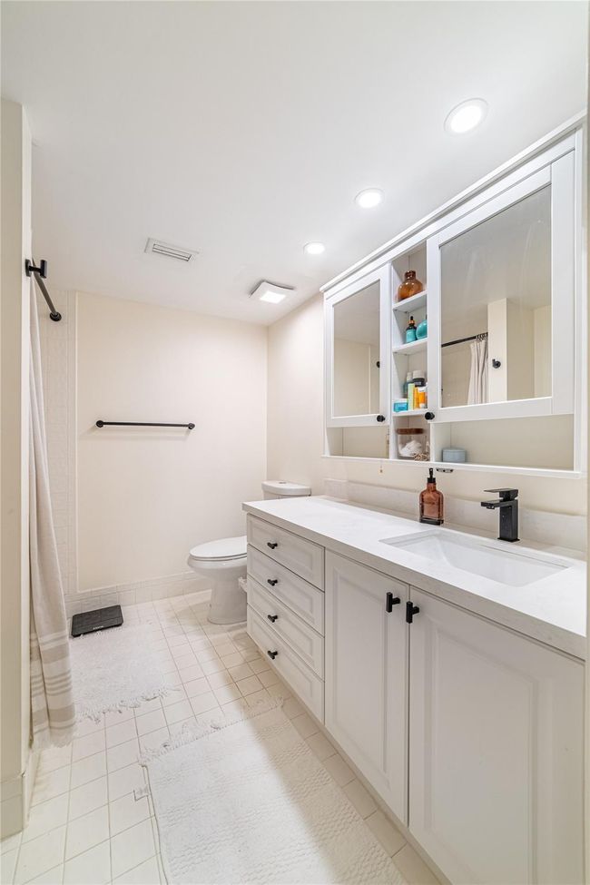 Primary Bathroom | Image 11