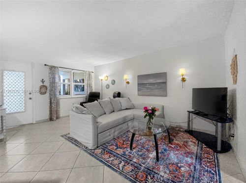 apt-111-580 Egret Dr, Hallandale Beach, FL, 33009-5791 | Card Image