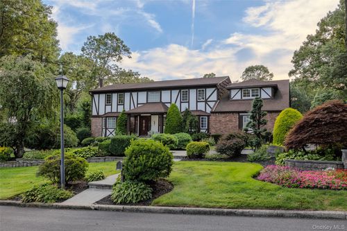 1 Jason Ct, Dix Hills, NY, 11746-5854 | Card Image