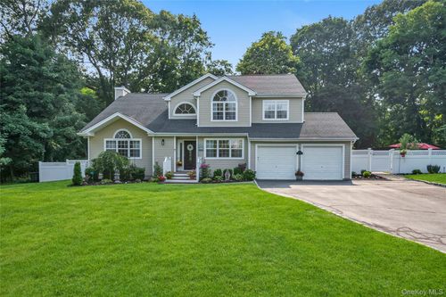 43 Barrow Ct, Huntington, NY, 11743-4117 | Card Image