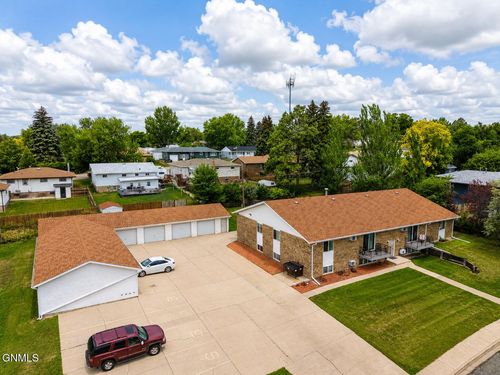 803 3rd Ave Ne, Mandan, ND, 58554-3249 | Card Image