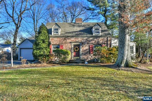 518 Wyckoff Avenue, Wyckoff, NJ, 07481 | Card Image