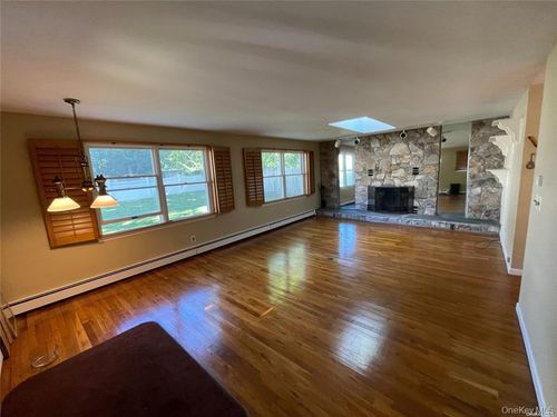 217 Greeley Ave, Sayville, NY, 11782-2301 | Card Image