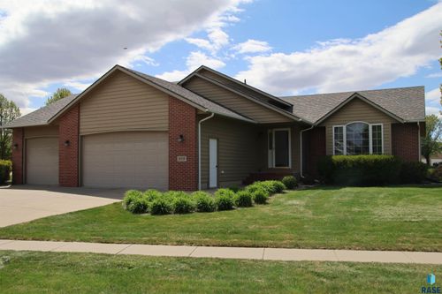 809 S Outlook Dr, Sioux Falls, SD, 57106-4610 | Card Image