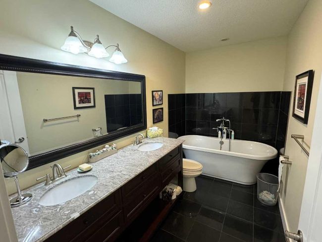 9204 Oakmount Drive Sw, Home with 3 bedrooms, 3 bathrooms and 4 parking in Calgary AB | Image 34