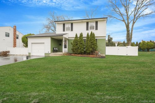 18 Enfield Ln, Smithtown, NY, 11788-3310 | Card Image