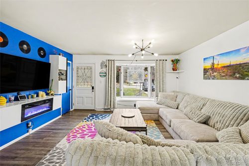 633 N Adelaide St, Fenton, MI, 48430-1828 | Card Image