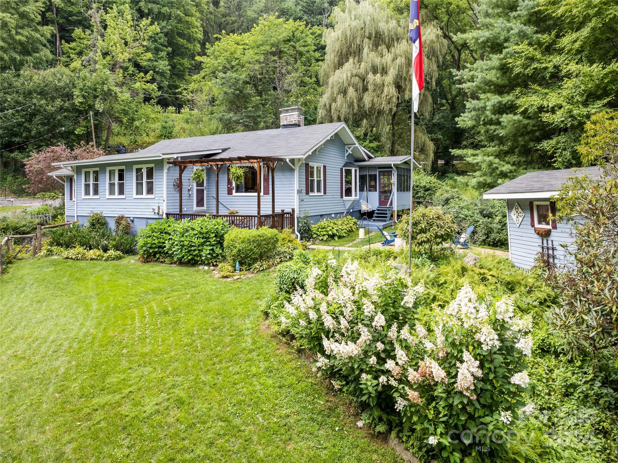 Tiger Lily Ln, Waynesville, NC 28786