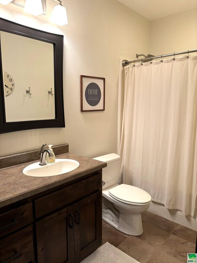 925 Sunrise Trl, House other with 5 bedrooms, 3 bathrooms and null parking in Sioux Center IA | Image 32