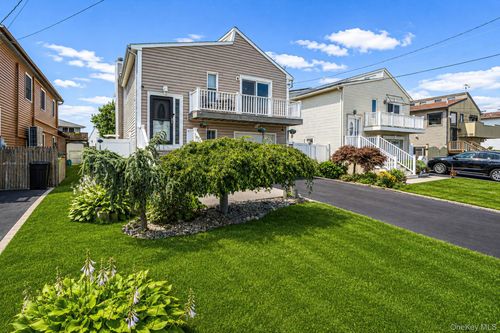 32 Yacht Club Road, Babylon, NY, 11702 | Card Image