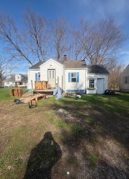 2742 Territorial Rd, Benton Harbor, MI, 49022-7758 | Card Image