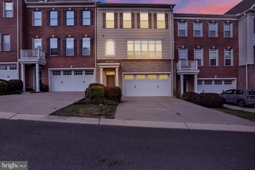 8 Indiana Cir, LEMOYNE, PA, 17043-1175 | Card Image