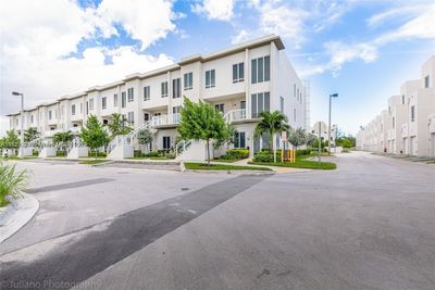 212 - 6415 Nw 102nd Path, Condo with 3 bedrooms, 2 bathrooms and null parking in Doral FL | Image 1