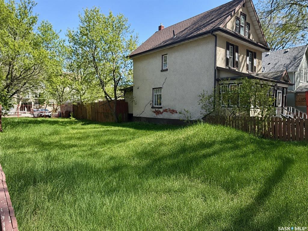 Land in Regina 2
