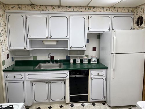 88 Acacia Ave, Hempstead, NY, 11550-7021 | Card Image