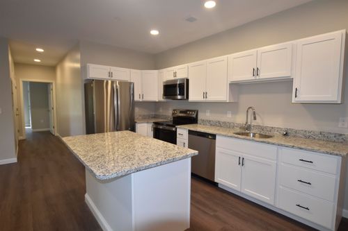202-217 Rockingham Rd, Londonderry, NH, 03053-2110 | Card Image