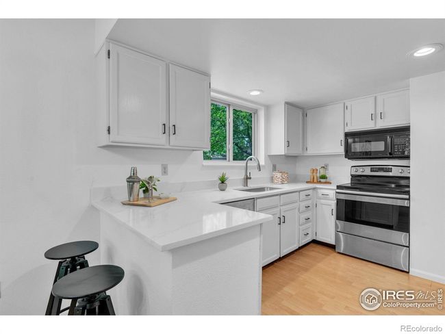 Eat-at bar area | Image 9