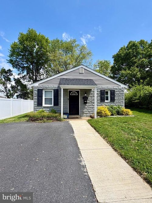 102 Oval Cir, WILMINGTON, DE, 19801-5743 | Card Image