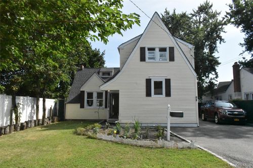 54 Danes St, Patchogue, NY, 11772-3835 | Card Image