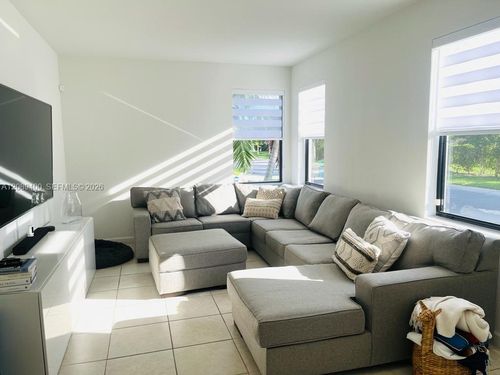 560 Ne 206th Ln, Miami, FL, 33179 | Card Image
