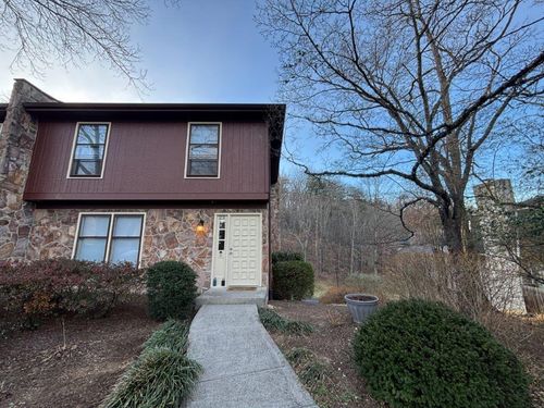 3331 Stonehenge Sq, Roanoke, VA, 24018-5035 | Card Image