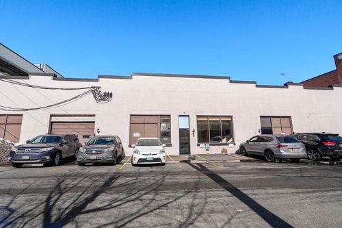 115 Dummer St, Brookline, MA, 02446-3628 | Card Image