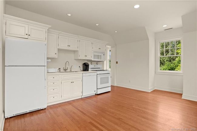 APARTMENT // Privately set 1 bedroom apartment with water views, separate entrance, full eat-in-kitchen, sitting room and laundry. Perfect living accomodations for guest, au pair, or in-laws. | Image 26