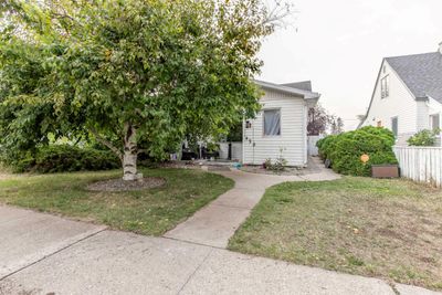 428 12 St N, House detached with 2 bedrooms, 1 bathrooms and 1 parking in Lethbridge AB | Image 1