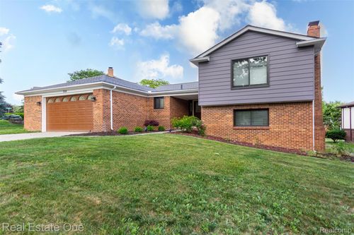 320 Antoinette Dr, Rochester Hills, MI, 48309-1112 | Card Image