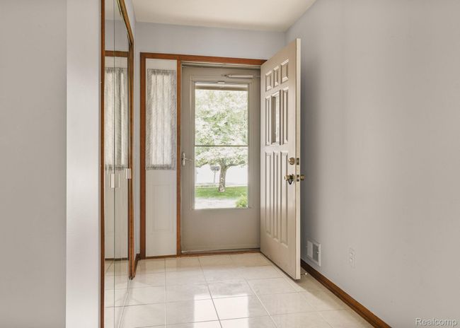 Entry way with ceramic foyer | Image 4