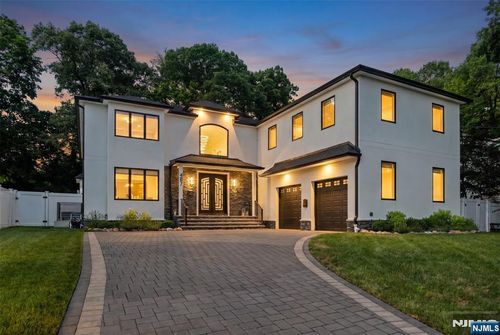 457 Lincoln Dr, Paramus, NJ, 07652-4719 | Card Image
