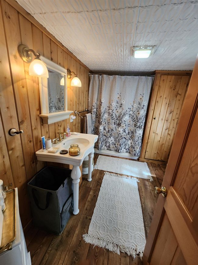 Its a spacious bathroom | Image 14