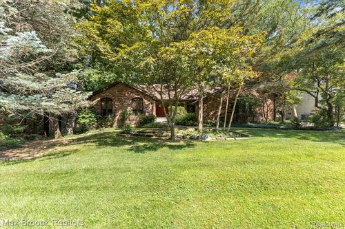 277 Grosse Pines Dr, Rochester Hills, MI, 48309-1831 | Card Image
