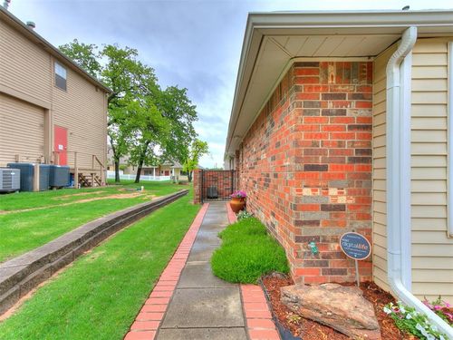 9011 S Timberview Dr, Midwest City, OK, 73130-5233 | Card Image