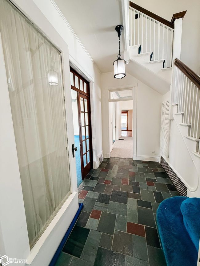 415 S Garfield Ave, Home with 4 bedrooms, 2 bathrooms and 2 parking in Burlington IA | Image 4