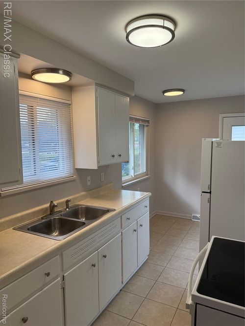 206 N John St, Highland, MI, 48357-4530 | Card Image