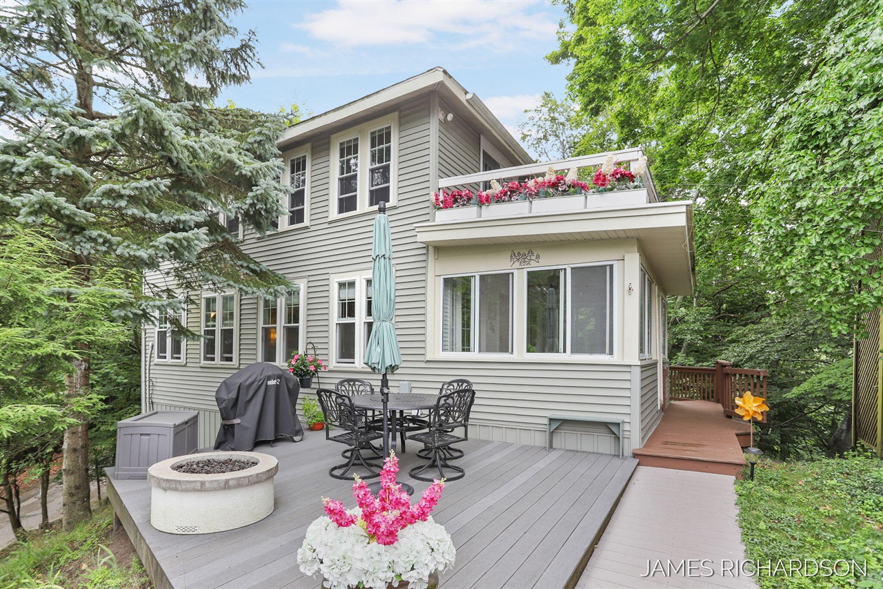 Edwards Ave, Grand Haven, MI 49417