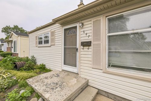 647 E Brockton Ave, Madison Heights, MI, 48071-4323 | Card Image