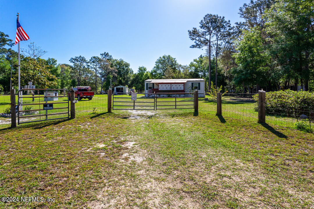 Thralls Ave, Interlachen, FL 32148