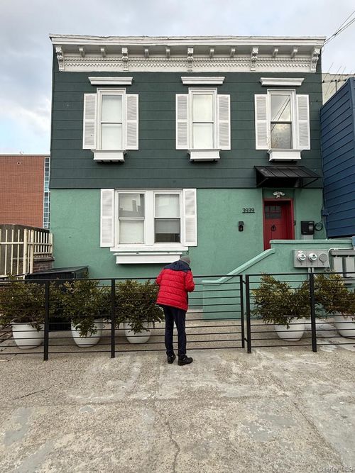 3939 Crescent St, Long Island City, NY, 11101-3801 | Card Image