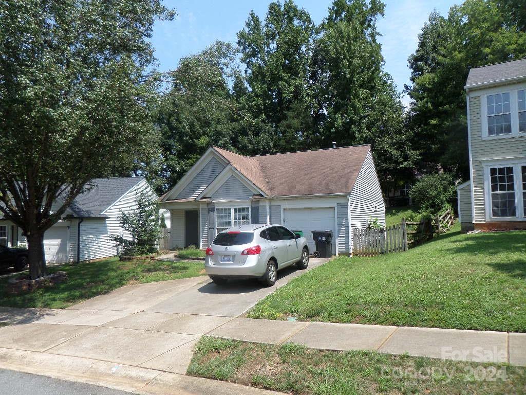 Chimney Rock Ct, Charlotte, NC 28262