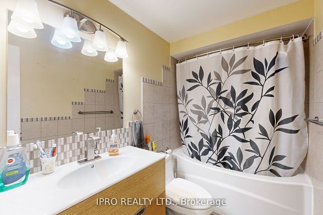 238 Royal Salisbury Way, House attached with 3 bedrooms, 2 bathrooms and 3 parking in Brampton ON | Image 33