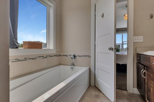 Separate Tub & Shower | Image 21