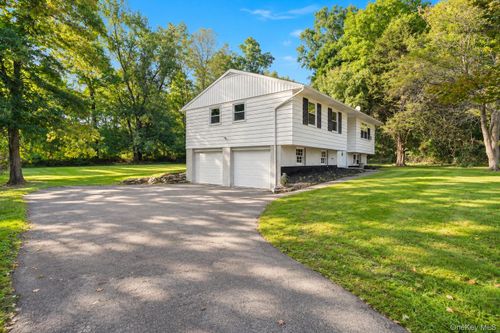 15 Vandewater Dr, Wappingers Falls, NY, 12590-6122 | Card Image
