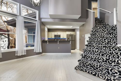 222 Abbington Dr, East Stroudsburg, PA, 18302-6637 | Card Image