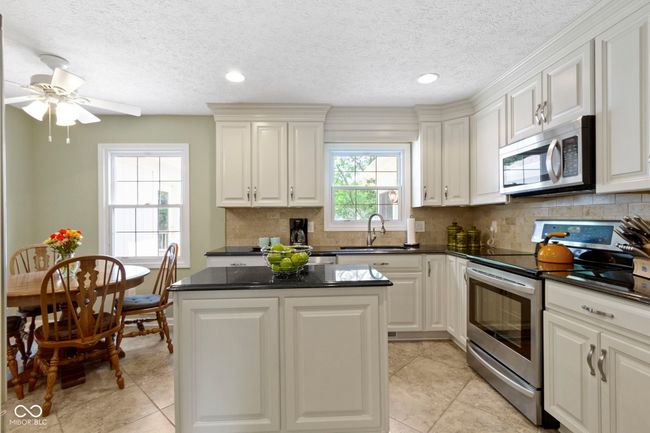 Granit Countertops and Tile Backsplash! | Image 14
