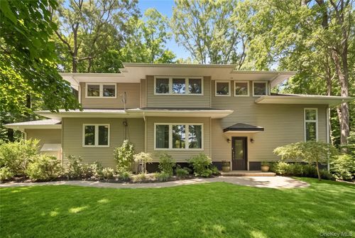 127 Middleville Road, Huntington, NY, 11768 | Card Image