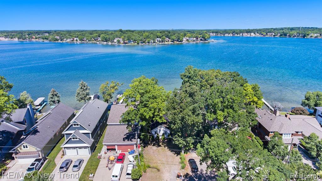 Barnsbury Dr, West Bloomfield, MI 48324