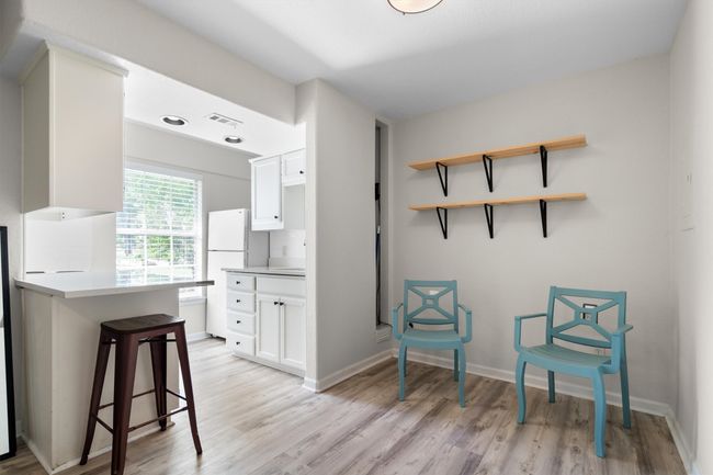 eat in area off kitchen | Image 29