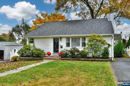 82 Grove St, Waldwick, NJ, 07463-2220 | Card Image